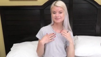 Mladá roztomilá blondýnka řádí na porno castingu