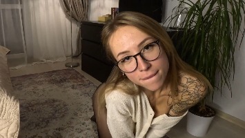 Mladá sekretářka si po práci zapíchá se šéfem