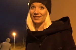 Rychlý prachy česky –  Public Agenta načapá blondýnka při masturbaci