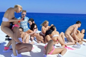 Sexuální orgie na lodi uprostřed moře