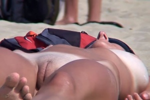 Šmírování vyholených kundiček na nudistické pláži