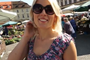 Rychlý prachy v českých ulicích – půvabná blondýnka