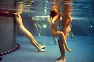 Šmírování v nudistickém bazénu